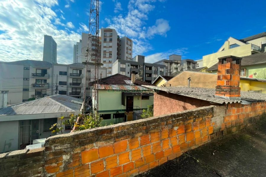 Casa Comercial com 166m², 3 dormitórios, 1 vaga, no bairro Exposição em Caxias do Sul para Comprar