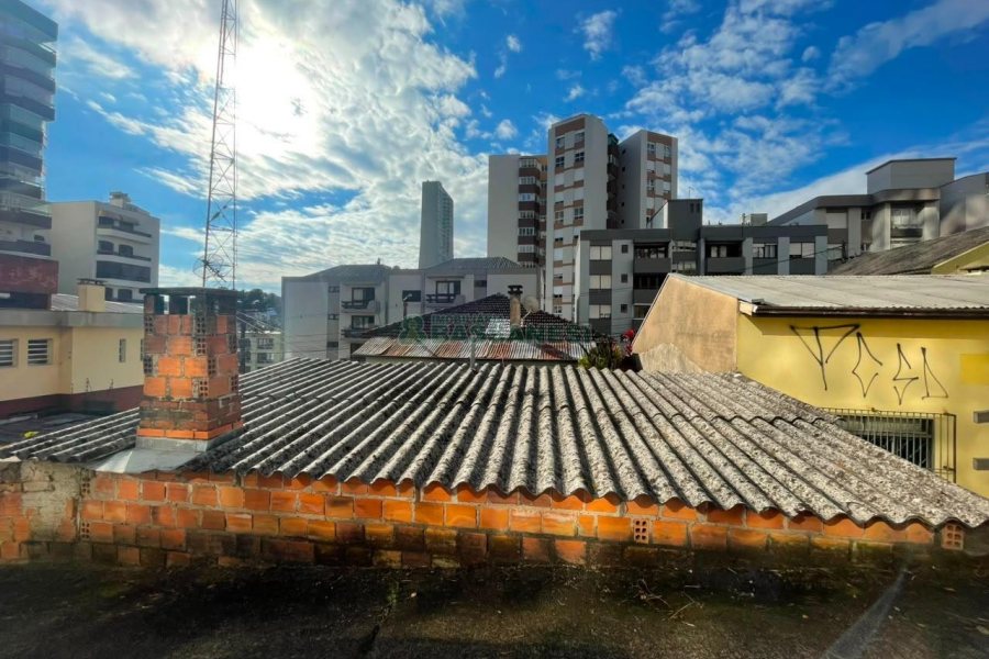 Casa Comercial com 166m², 3 dormitórios, 1 vaga, no bairro Exposição em Caxias do Sul para Comprar