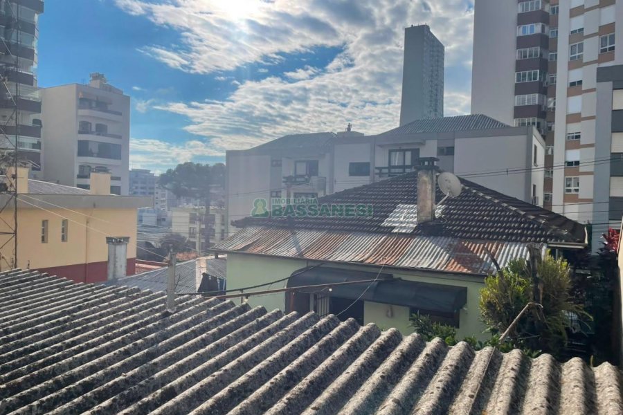 Casa Comercial com 166m², 3 dormitórios, 1 vaga, no bairro Exposição em Caxias do Sul para Comprar