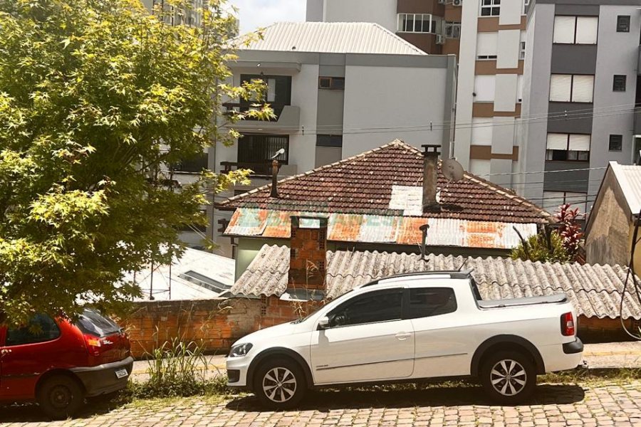 Casa Comercial com 166m², 3 dormitórios, 1 vaga, no bairro Exposição em Caxias do Sul para Comprar