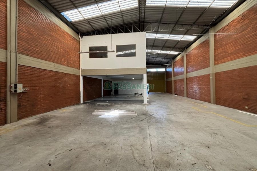 Pavilhão com 450m², no bairro São José em Caxias do Sul para Alugar
