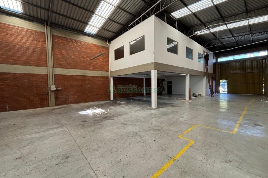 Pavilhão com 450m², no bairro São José em Caxias do Sul para Alugar