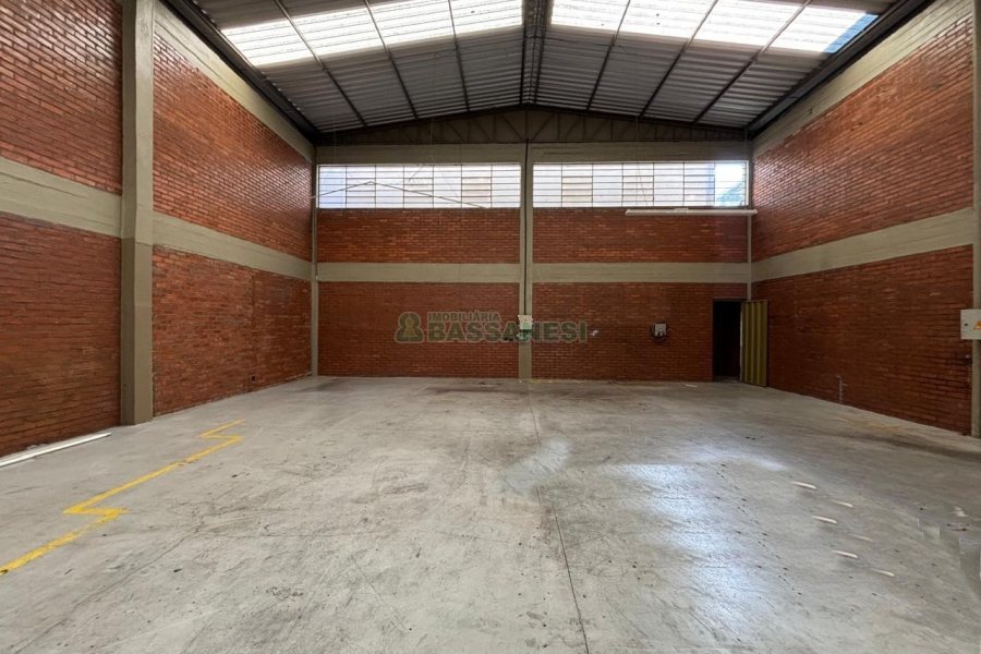 Pavilhão com 450m², no bairro São José em Caxias do Sul para Alugar