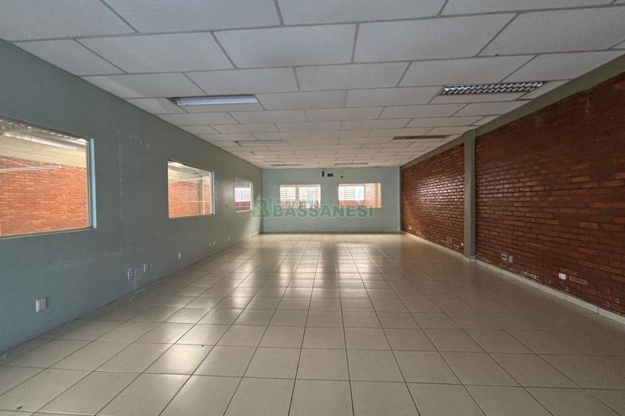 Pavilhão com 450m², no bairro São José em Caxias do Sul para Alugar
