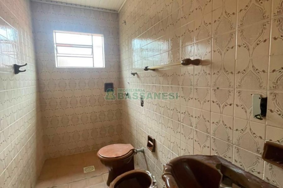 Casa com 175m², 3 dormitórios, 2 vagas, no bairro Jardim América em Caxias do Sul para Comprar