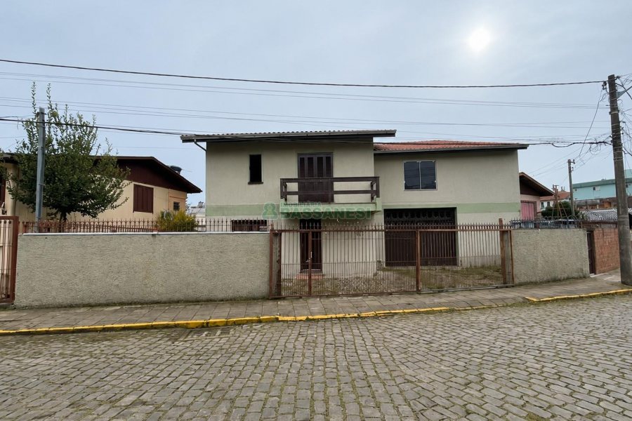 Casa com 180m², 3 dormitórios, 2 vagas, no bairro Jardim América em Caxias do Sul para Comprar