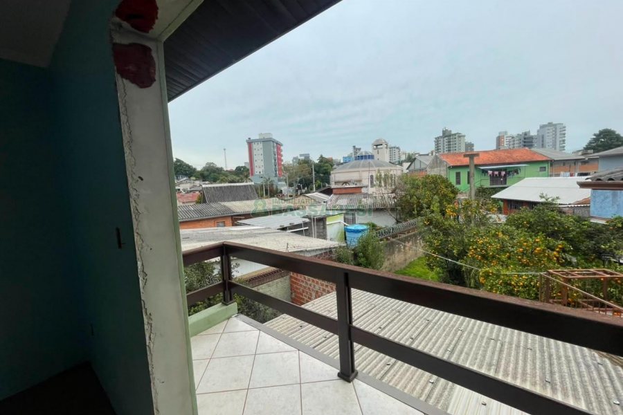 Casa com 180m², 3 dormitórios, 2 vagas, no bairro Jardim América em Caxias do Sul para Comprar