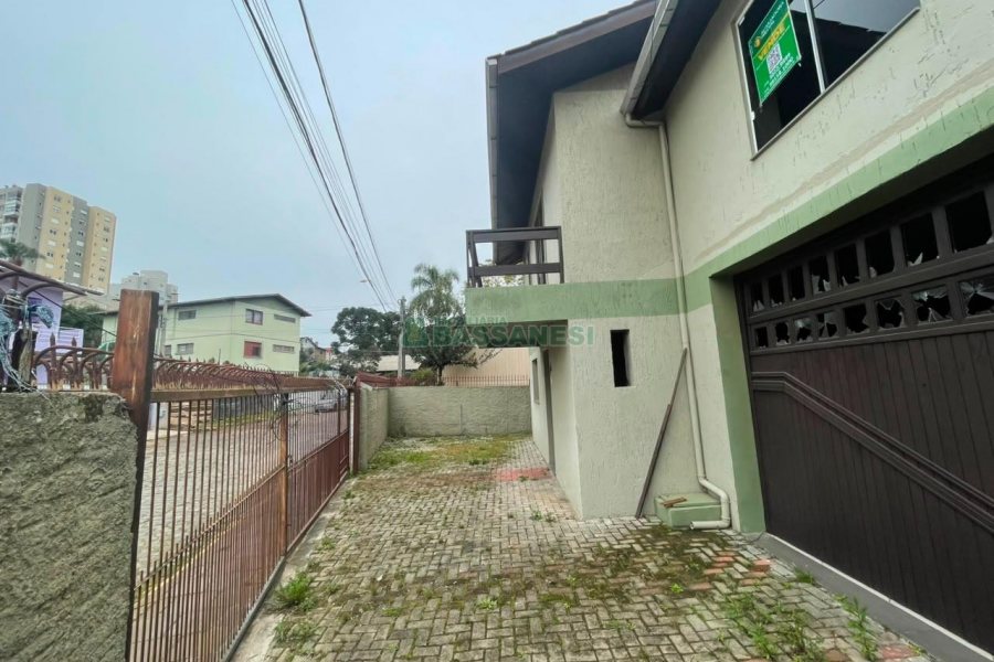 Casa com 180m², 3 dormitórios, 2 vagas, no bairro Jardim América em Caxias do Sul para Comprar