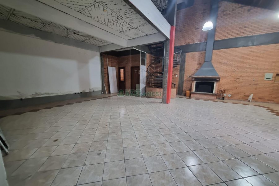 Casa Comercial com 270m², 4 vagas, no bairro Exposição em Caxias do Sul para Alugar
