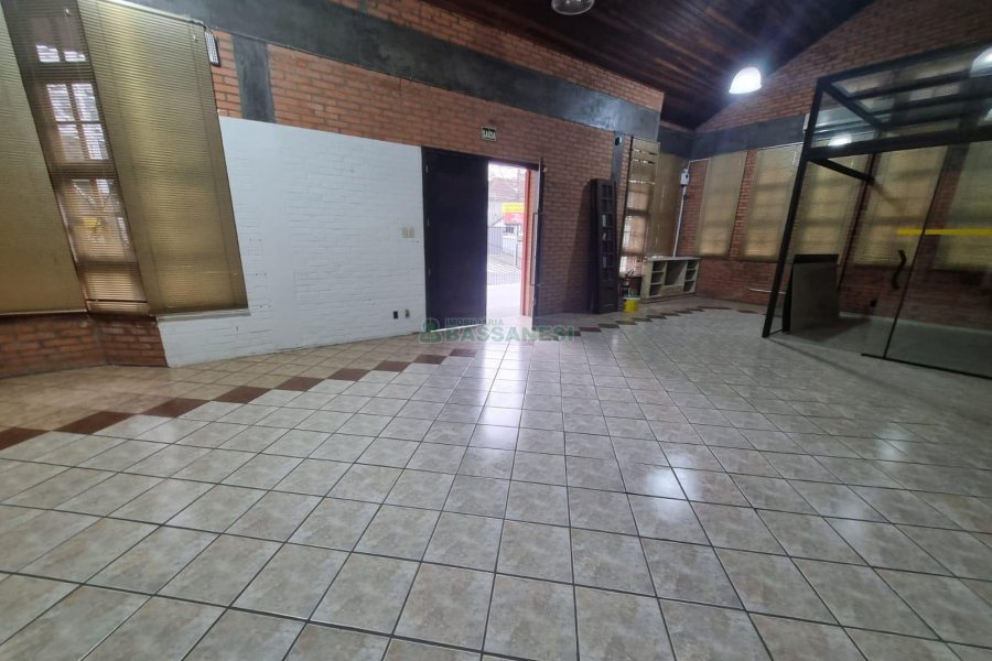 Casa Comercial com 270m², 4 vagas, no bairro Exposição em Caxias do Sul para Alugar