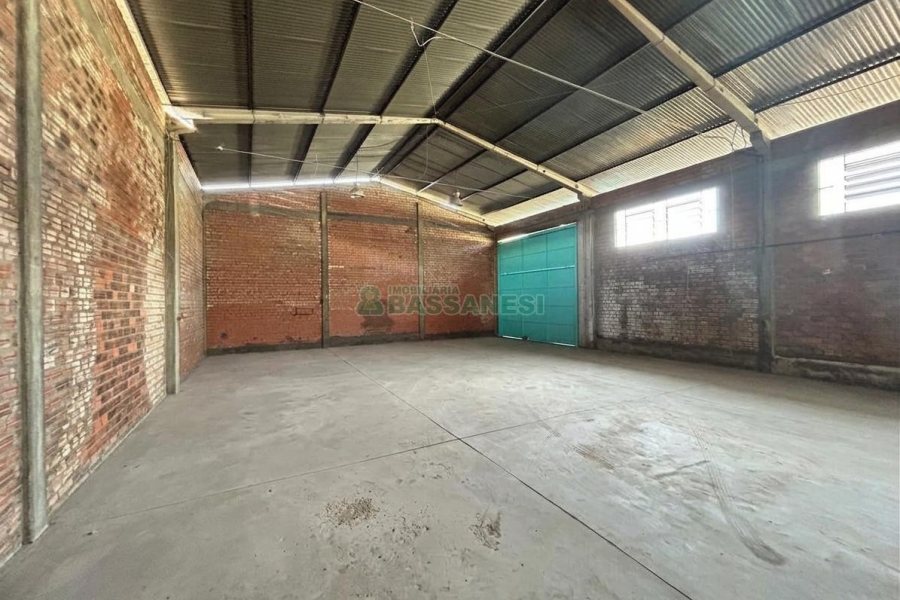 Pavilhão com 400m², no bairro Desvio Rizzo em Caxias do Sul para Alugar