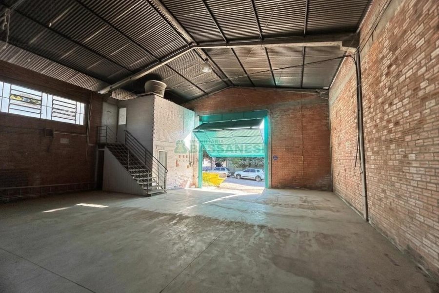 Pavilhão com 400m², no bairro Desvio Rizzo em Caxias do Sul para Alugar