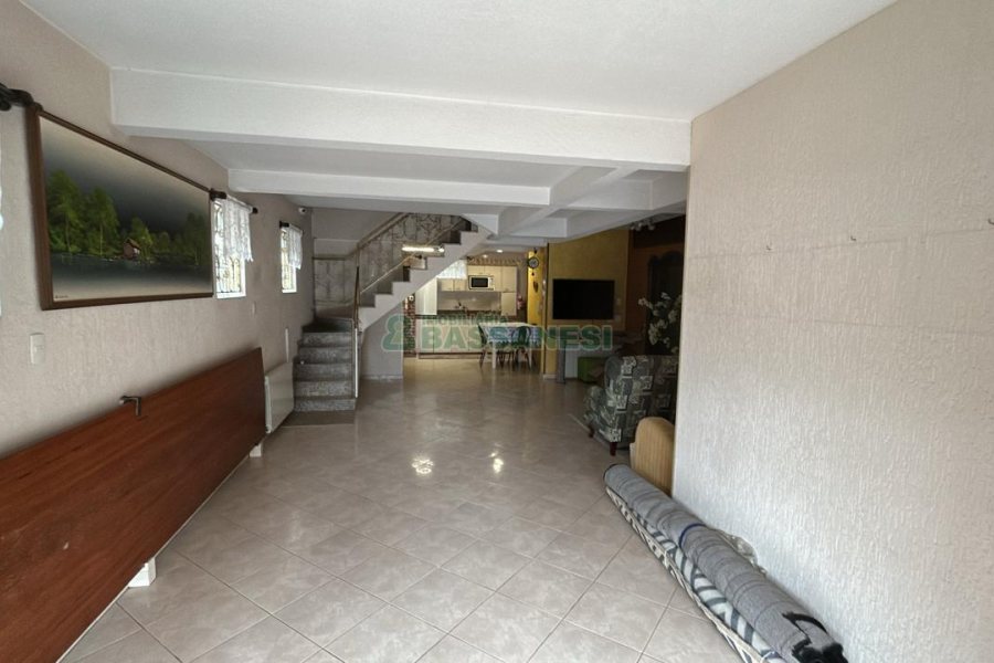 Casa com 270m², 2 dormitórios, 2 vagas, no bairro Pio X em Caxias do Sul para Alugar
