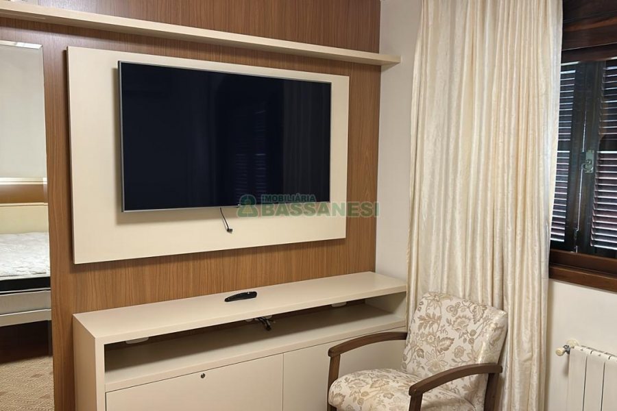 Casa com 270m², 2 dormitórios, 2 vagas, no bairro Pio X em Caxias do Sul para Alugar