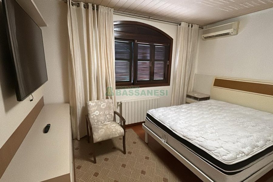 Casa com 270m², 2 dormitórios, 2 vagas, no bairro Pio X em Caxias do Sul para Alugar
