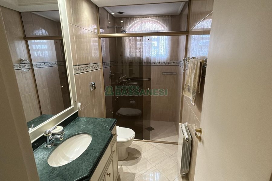 Casa com 270m², 2 dormitórios, 2 vagas, no bairro Pio X em Caxias do Sul para Alugar