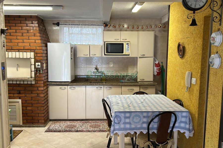 Casa com 270m², 2 dormitórios, 2 vagas, no bairro Pio X em Caxias do Sul para Alugar