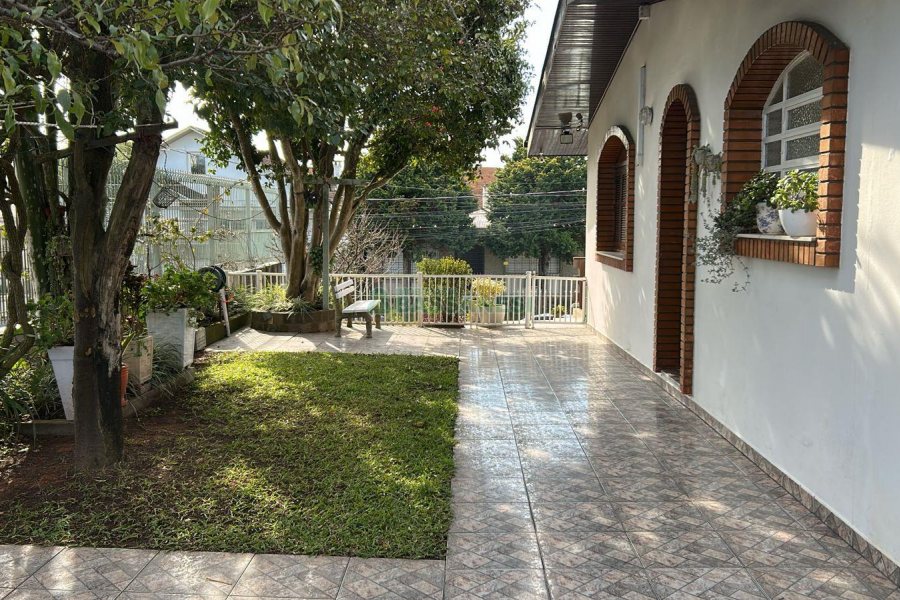 Casa com 270m², 2 dormitórios, 2 vagas, no bairro Pio X em Caxias do Sul para Alugar