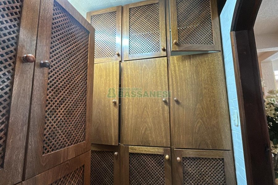 Casa com 270m², 2 dormitórios, 2 vagas, no bairro Pio X em Caxias do Sul para Alugar