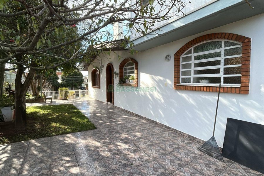 Casa com 270m², 2 dormitórios, 2 vagas, no bairro Pio X em Caxias do Sul para Alugar