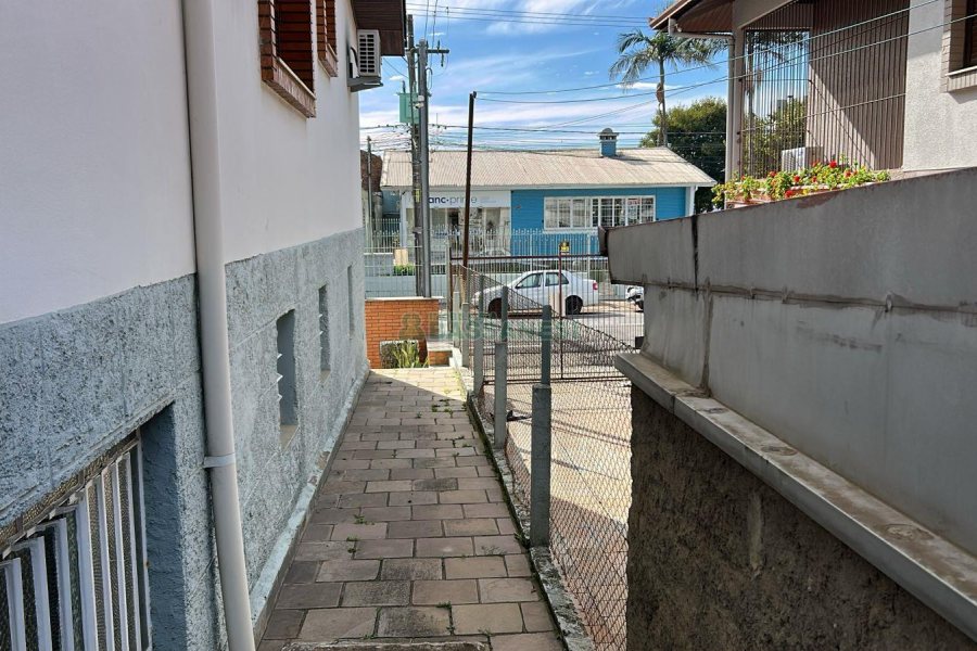 Casa com 270m², 2 dormitórios, 2 vagas, no bairro Pio X em Caxias do Sul para Alugar