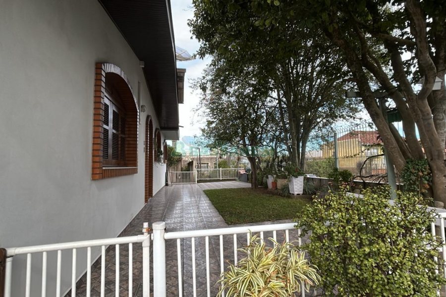 Casa com 270m², 2 dormitórios, 2 vagas, no bairro Pio X em Caxias do Sul para Alugar