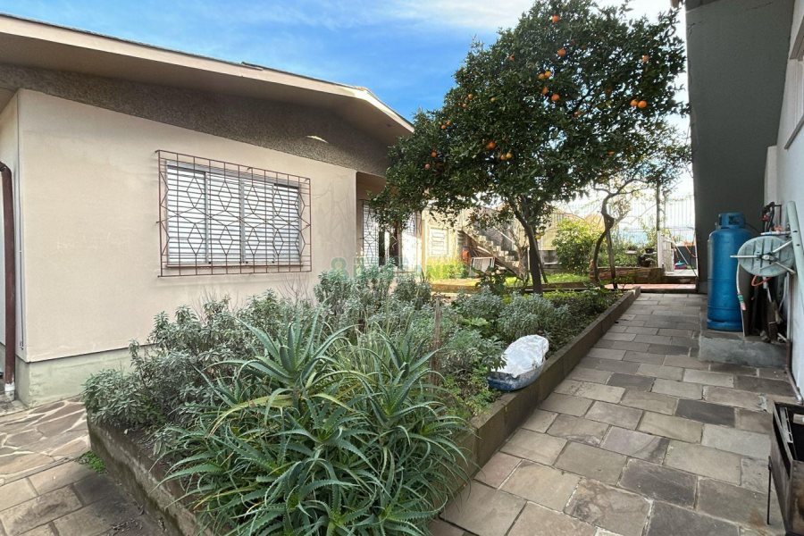 Casa com 270m², 2 dormitórios, 2 vagas, no bairro Pio X em Caxias do Sul para Alugar