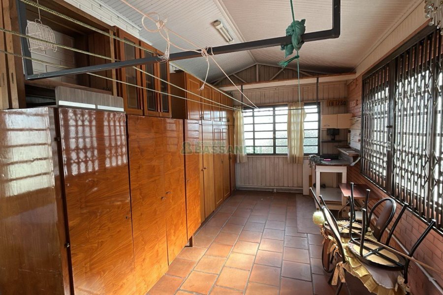 Casa com 270m², 2 dormitórios, 2 vagas, no bairro Pio X em Caxias do Sul para Alugar