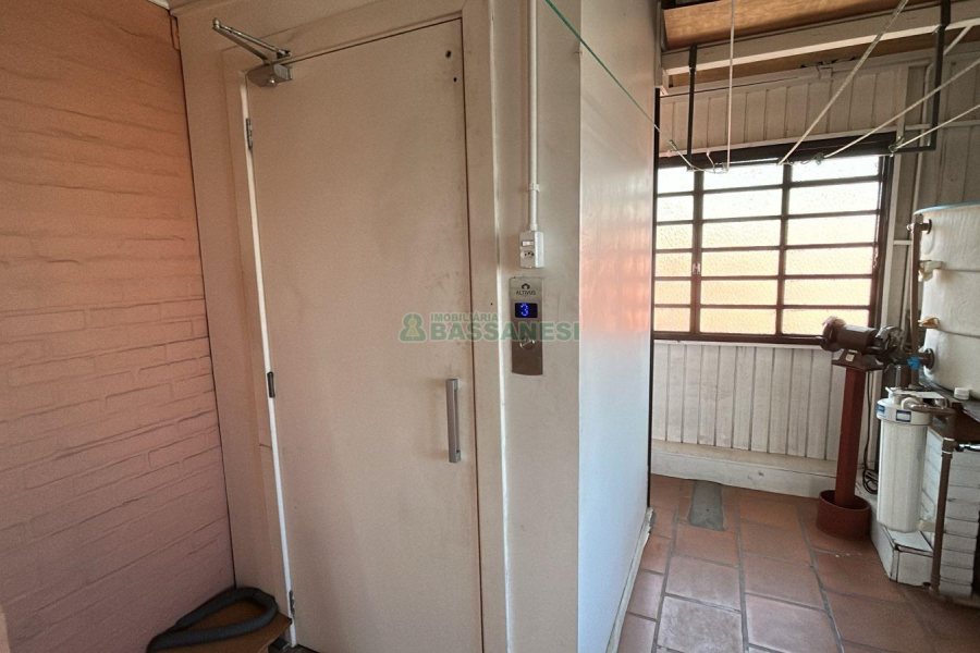 Casa com 270m², 2 dormitórios, 2 vagas, no bairro Pio X em Caxias do Sul para Alugar