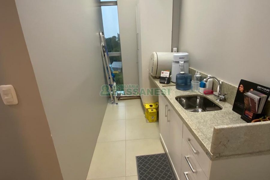 Sala com 61m², 1 vaga, no bairro Lourdes em Caxias do Sul para Comprar