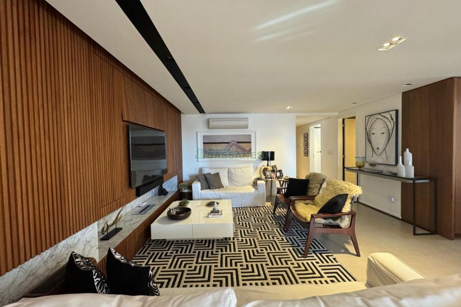 Apartamento com 161m², 3 dormitórios, 3 vagas, no bairro Exposição em Caxias do Sul para Comprar