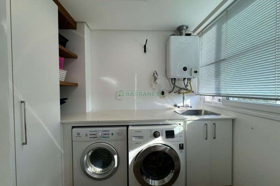 Apartamento com 161m², 3 dormitórios, 3 vagas, no bairro Exposição em Caxias do Sul para Comprar