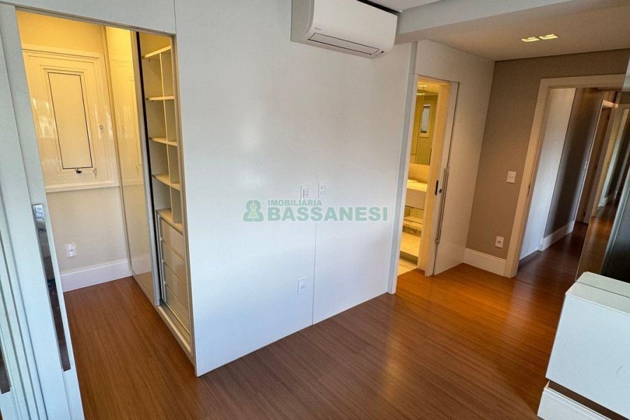 Apartamento com 125m², 3 dormitórios, 3 vagas, no bairro São Leopoldo em Caxias do Sul para Comprar