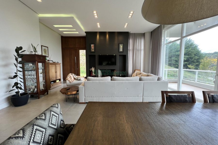 Casa Mobiliada com 332m², 3 dormitórios, 4 vagas, no bairro Linha 40 em Caxias do Sul para Comprar