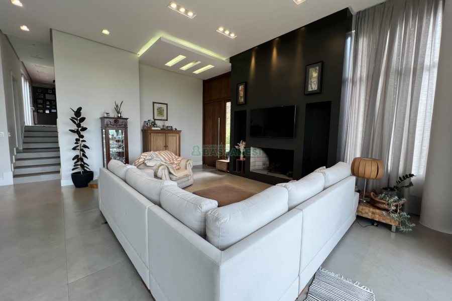 Casa Mobiliada com 332m², 3 dormitórios, 4 vagas, no bairro Linha 40 em Caxias do Sul para Comprar