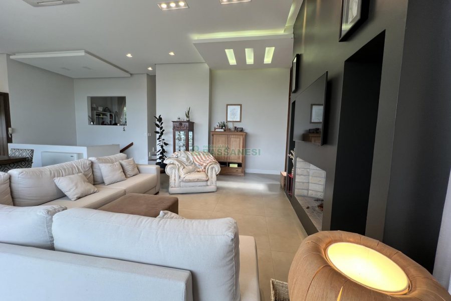 Casa Mobiliada com 332m², 3 dormitórios, 4 vagas, no bairro Linha 40 em Caxias do Sul para Comprar