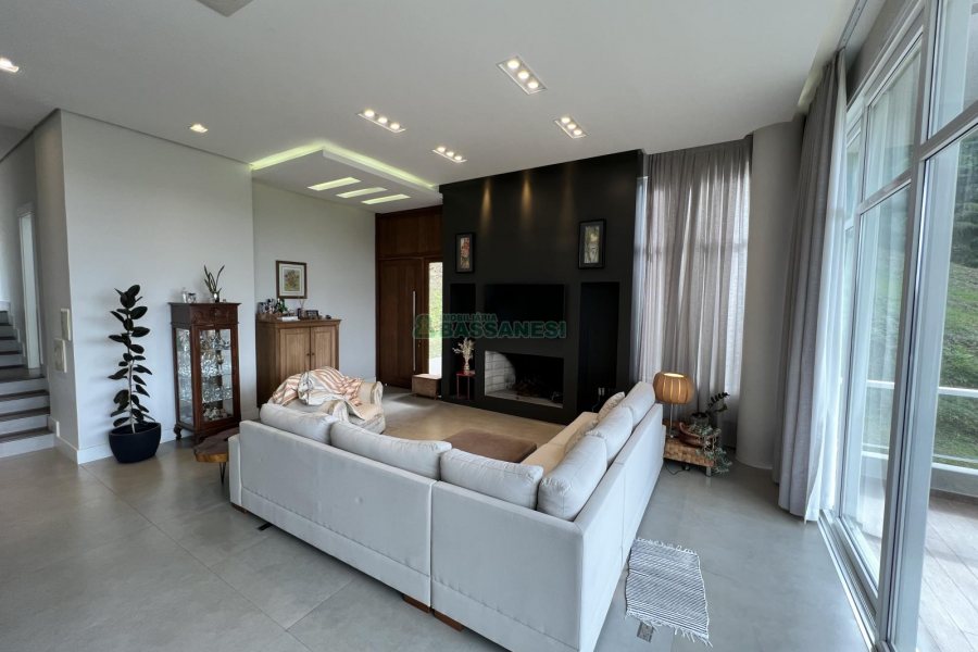 Casa Mobiliada com 332m², 3 dormitórios, 4 vagas, no bairro Linha 40 em Caxias do Sul para Comprar