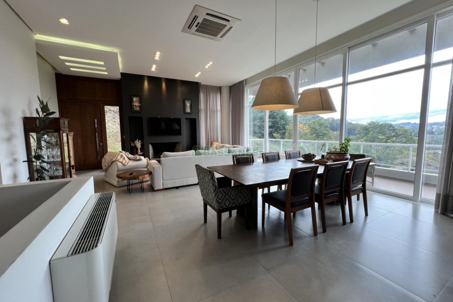 Casa Mobiliada com 332m², 3 dormitórios, 4 vagas, no bairro Linha 40 em Caxias do Sul para Comprar