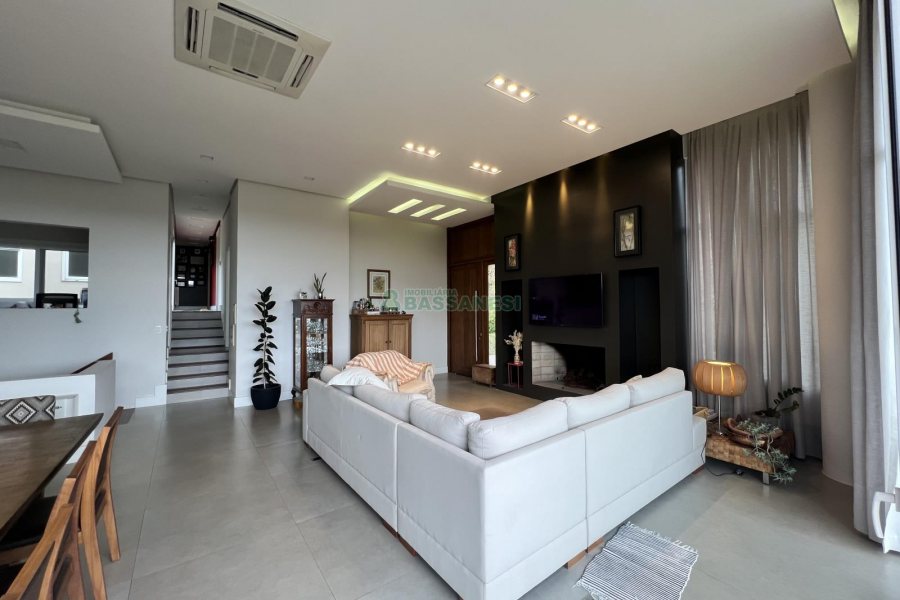 Casa Mobiliada com 332m², 3 dormitórios, 4 vagas, no bairro Linha 40 em Caxias do Sul para Comprar