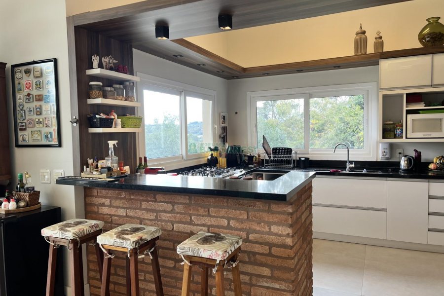 Casa Mobiliada com 332m², 3 dormitórios, 4 vagas, no bairro Linha 40 em Caxias do Sul para Comprar