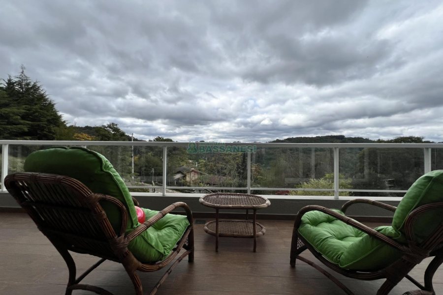 Casa Mobiliada com 332m², 3 dormitórios, 4 vagas, no bairro Linha 40 em Caxias do Sul para Comprar