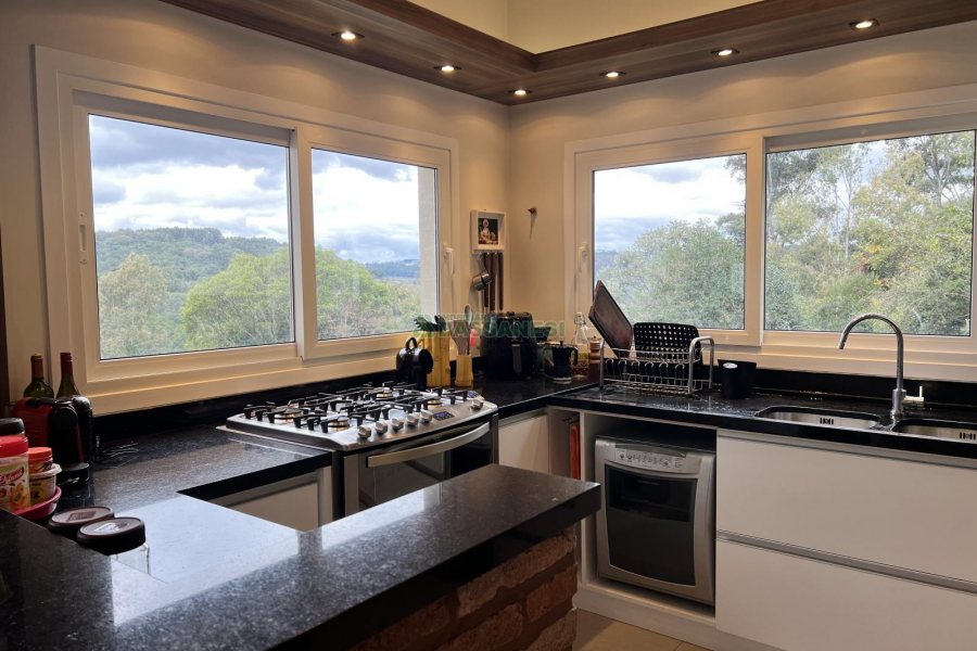 Casa Mobiliada com 332m², 3 dormitórios, 4 vagas, no bairro Linha 40 em Caxias do Sul para Comprar