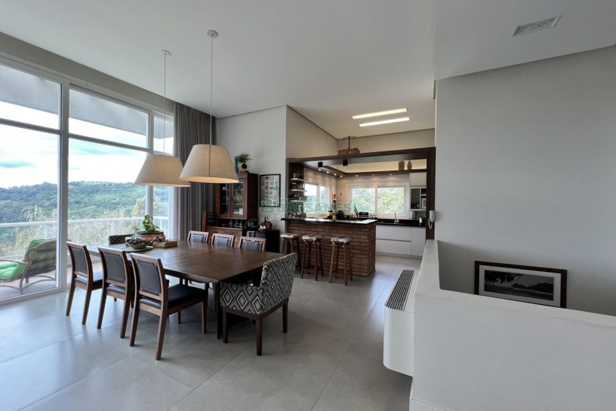 Casa Mobiliada com 332m², 3 dormitórios, 4 vagas, no bairro Linha 40 em Caxias do Sul para Comprar