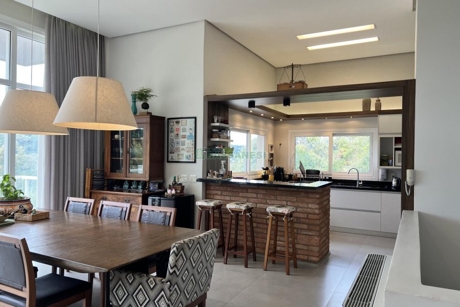 Casa Mobiliada com 332m², 3 dormitórios, 4 vagas, no bairro Linha 40 em Caxias do Sul para Comprar