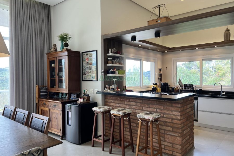 Casa Mobiliada com 332m², 3 dormitórios, 4 vagas, no bairro Linha 40 em Caxias do Sul para Comprar