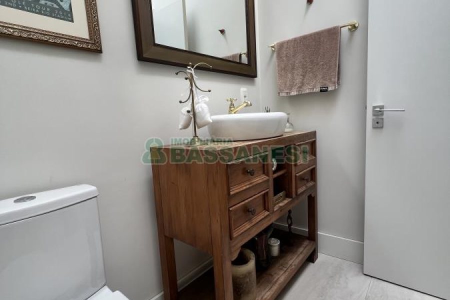 Casa Mobiliada com 332m², 3 dormitórios, 4 vagas, no bairro Linha 40 em Caxias do Sul para Comprar