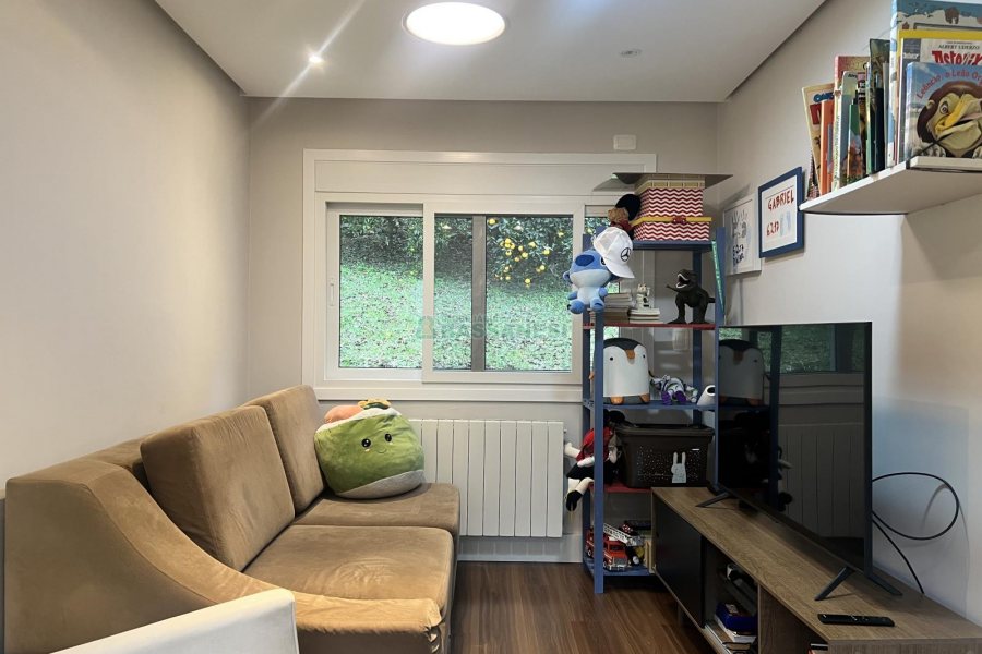 Casa Mobiliada com 332m², 3 dormitórios, 4 vagas, no bairro Linha 40 em Caxias do Sul para Comprar