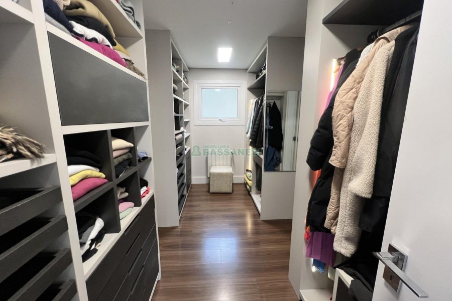 Casa Mobiliada com 332m², 3 dormitórios, 4 vagas, no bairro Linha 40 em Caxias do Sul para Comprar