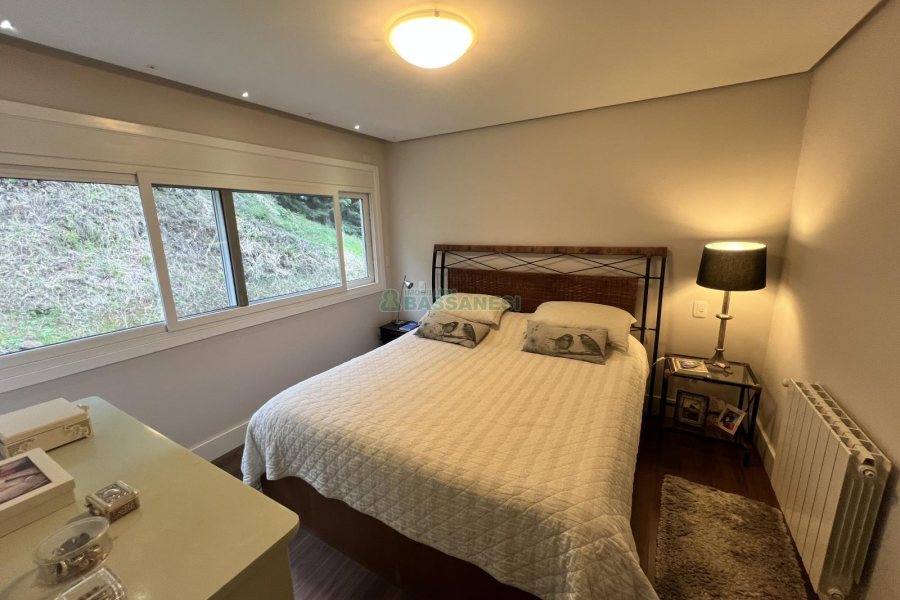 Casa Mobiliada com 332m², 3 dormitórios, 4 vagas, no bairro Linha 40 em Caxias do Sul para Comprar
