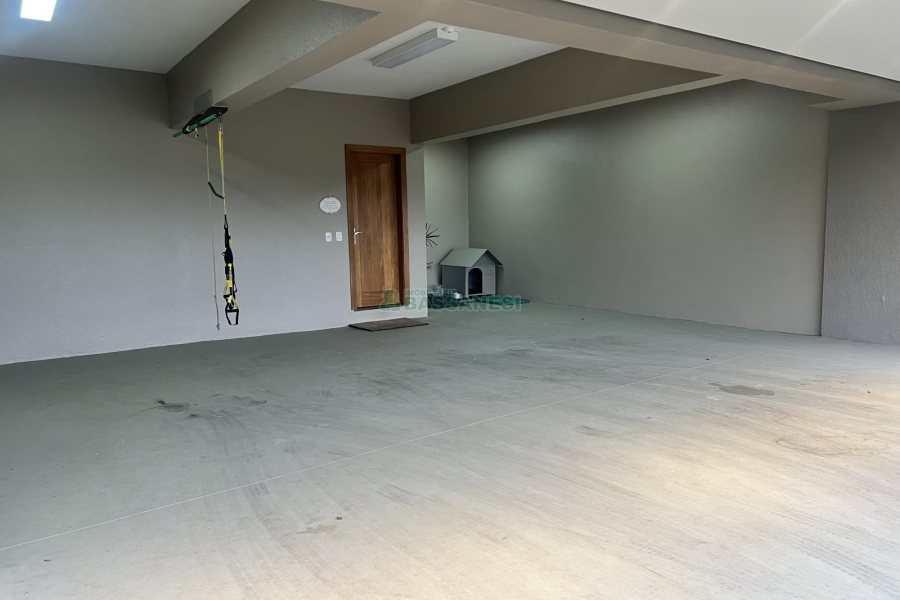 Casa Mobiliada com 332m², 3 dormitórios, 4 vagas, no bairro Linha 40 em Caxias do Sul para Comprar